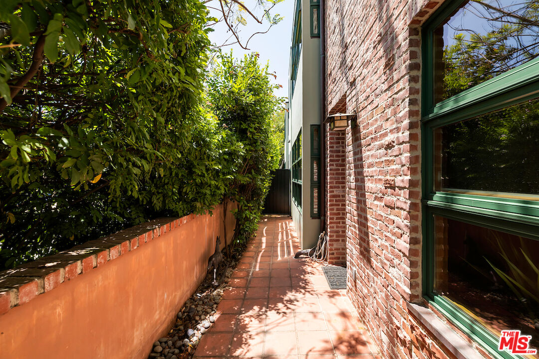 2323 S Beverly Glen Blvd Unit: 2