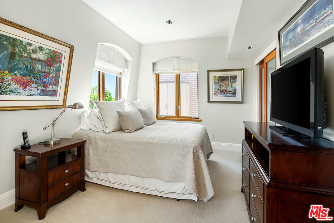 2323 S Beverly Glen Blvd Unit: 2