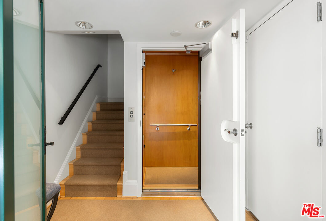 2323 S Beverly Glen Blvd Unit: 2