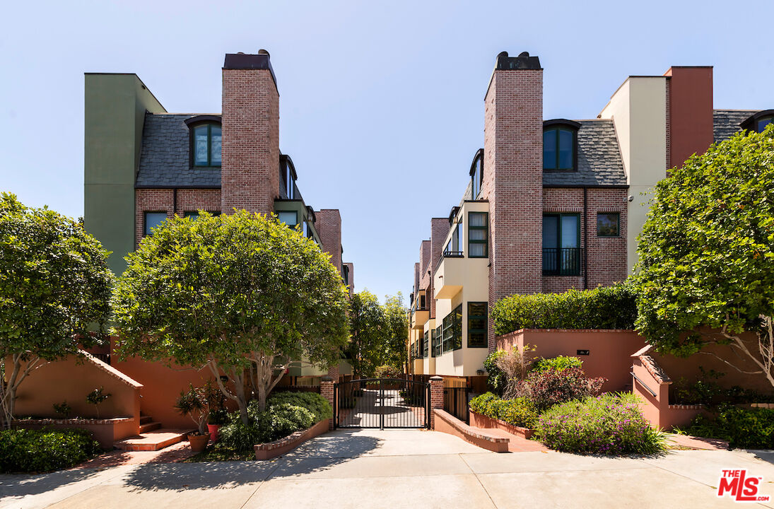 2323 S Beverly Glen Blvd Unit: 2