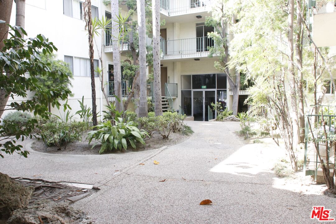 10240 Camarillo St Unit: 112