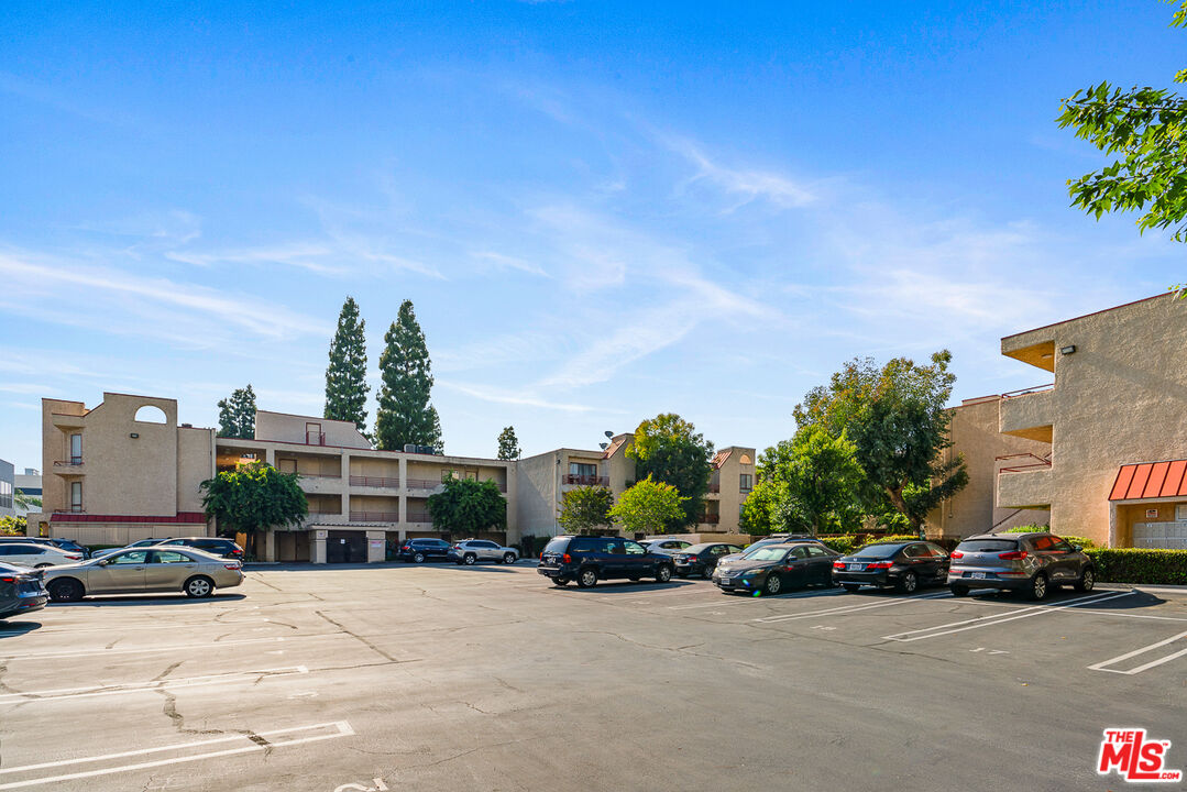 6820 Remmet Ave Unit: 307