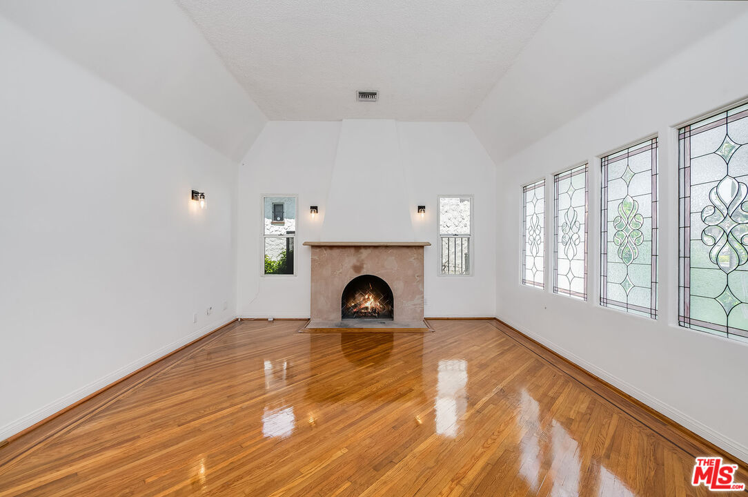 1211 S Point View St