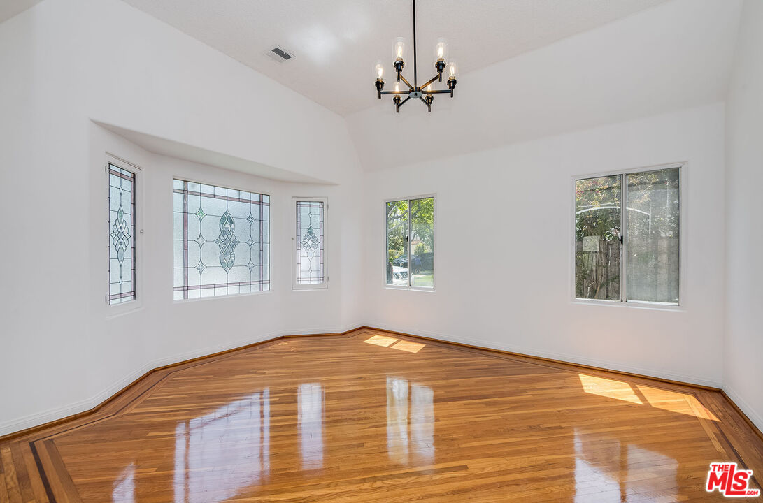 1211 S Point View St