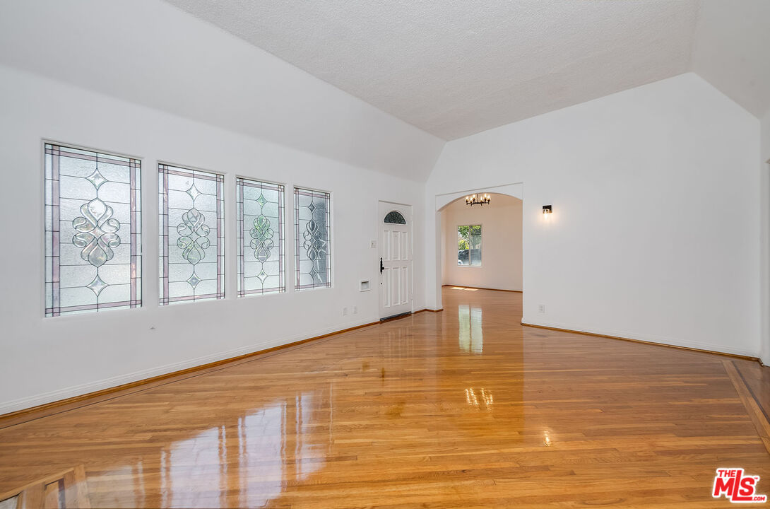 1211 S Point View St