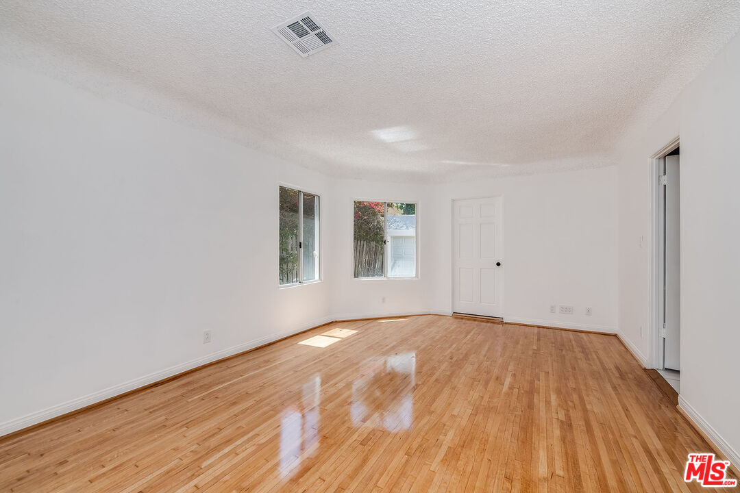 1211 S Point View St