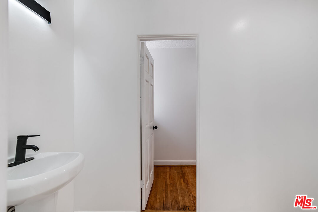 1211 S Point View St