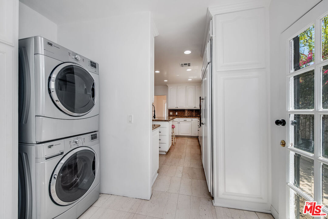 1211 S Point View St