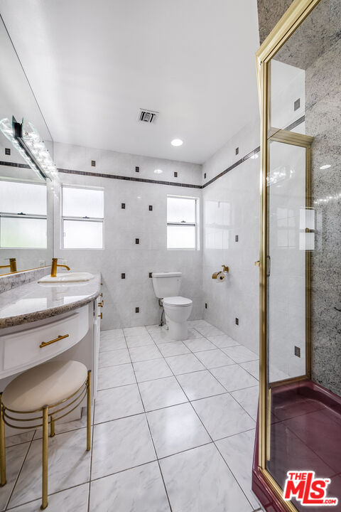 1211 S Point View St