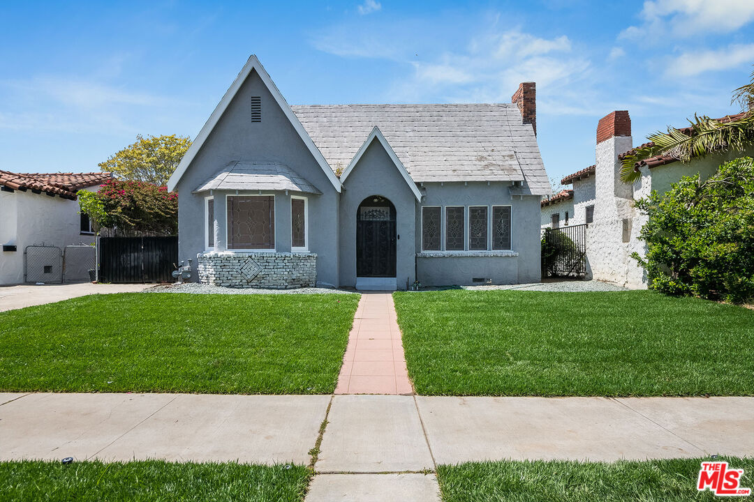 1211 S Point View St