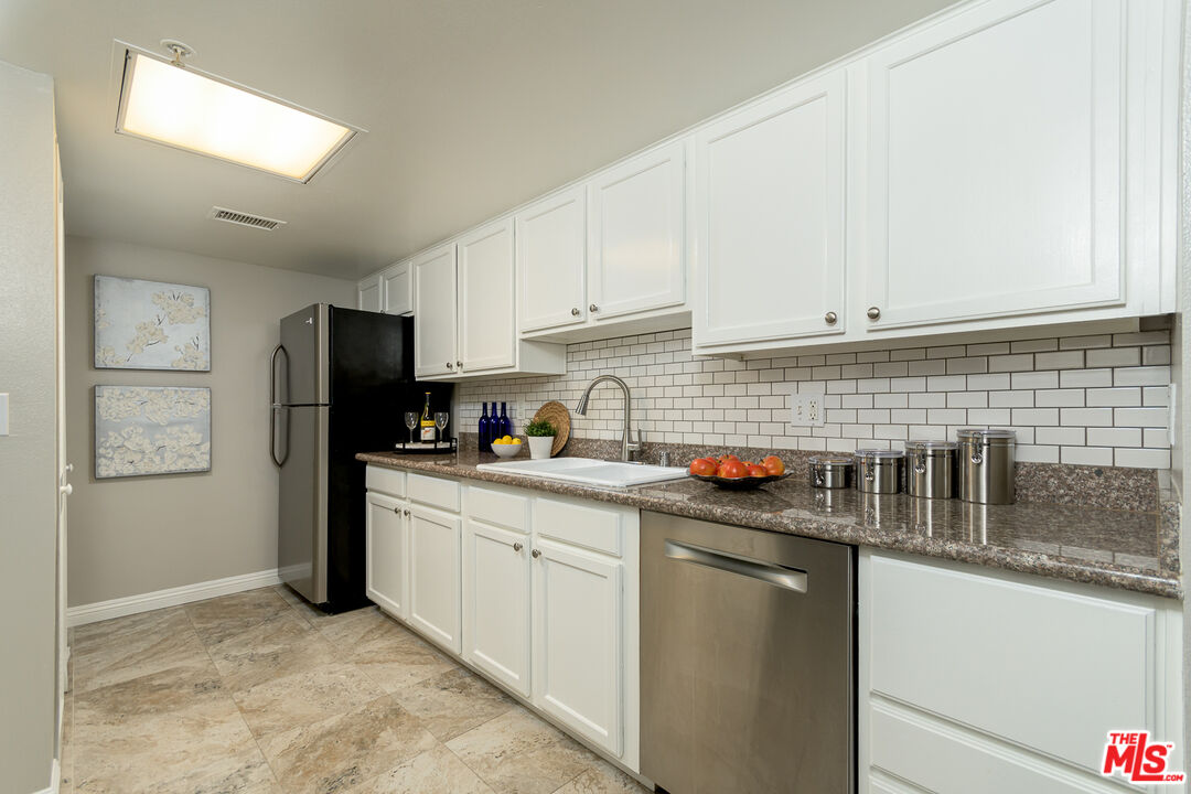 11124 Burbank Blvd Unit: 308