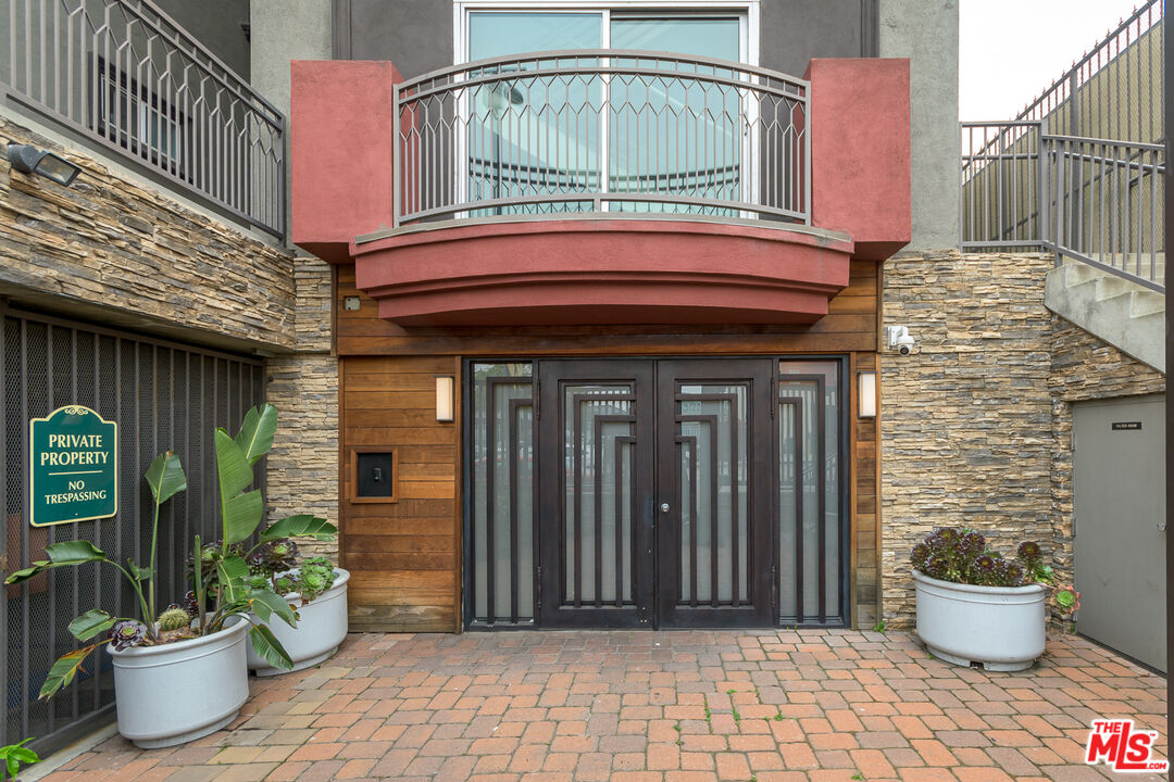 11124 Burbank Blvd Unit: 308