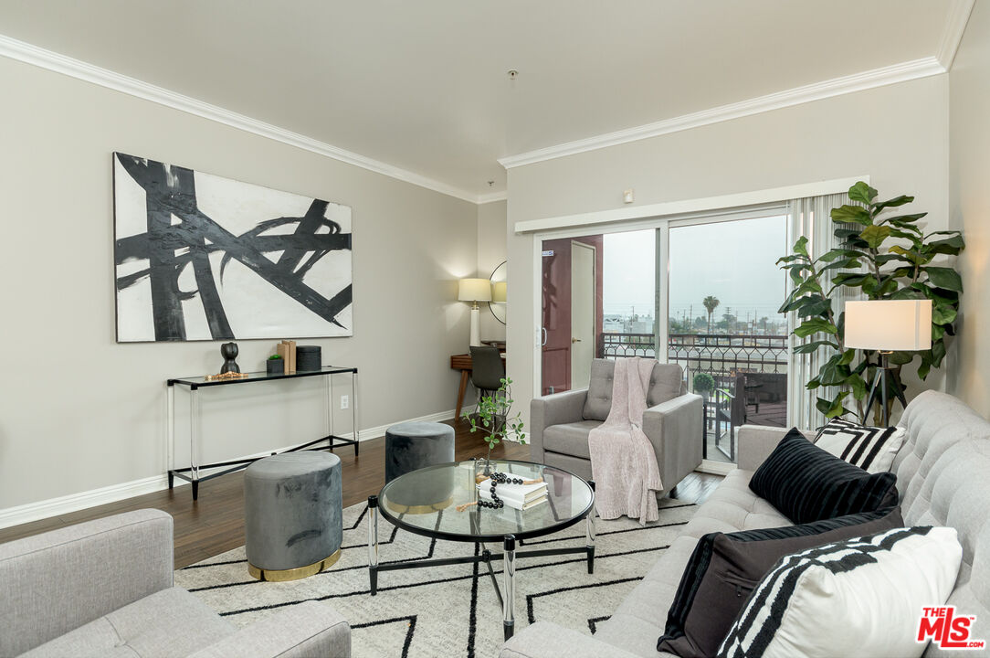 11124 Burbank Blvd Unit: 308