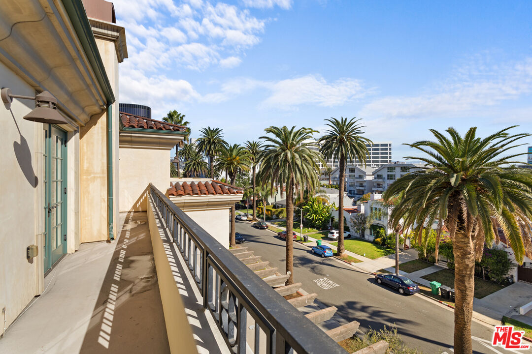 225 S Hamilton Dr Unit: 303