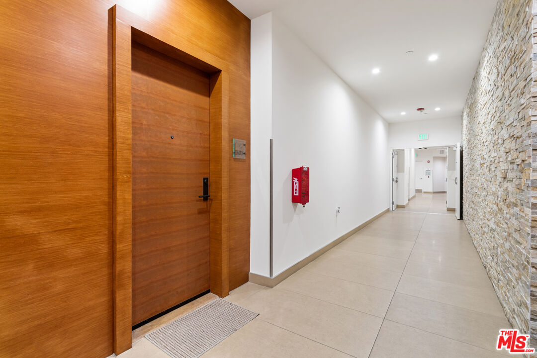 225 S Hamilton Dr Unit: 303