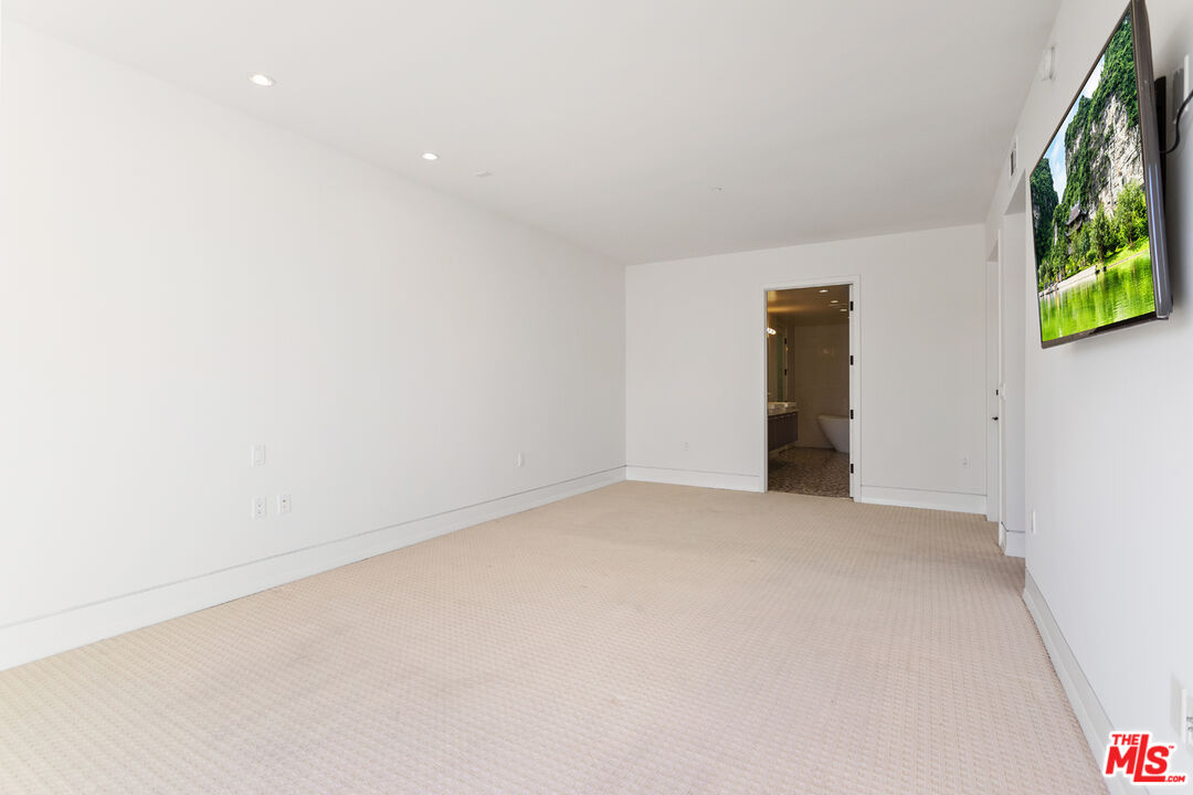 225 S Hamilton Dr Unit: 303