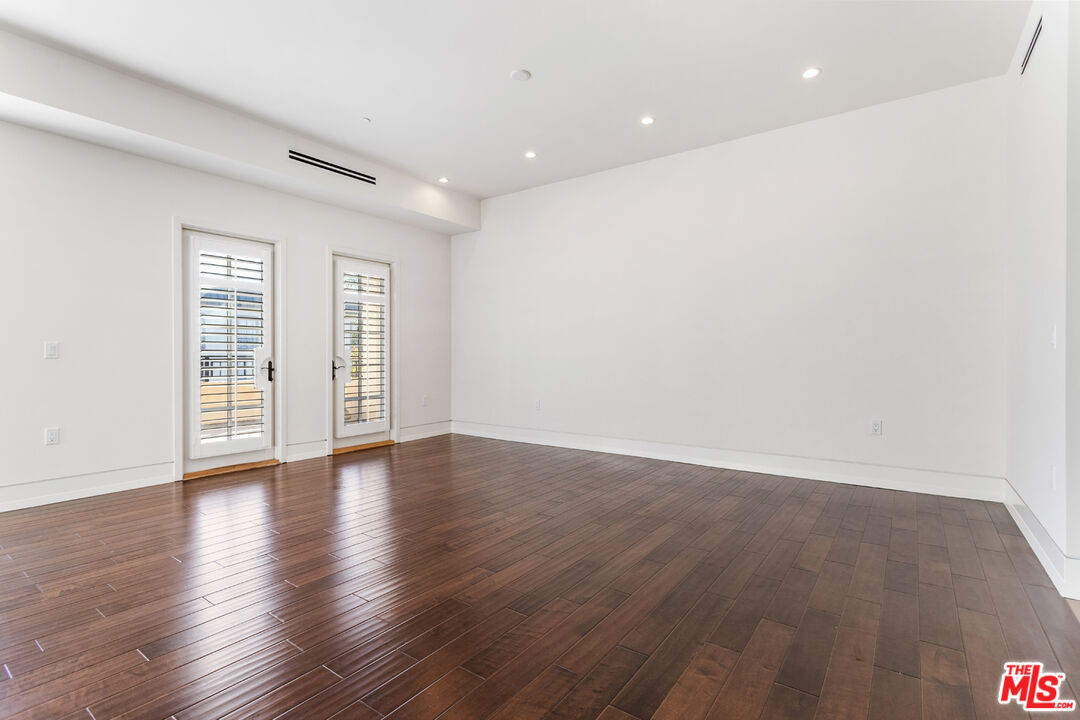 225 S Hamilton Dr Unit: 303