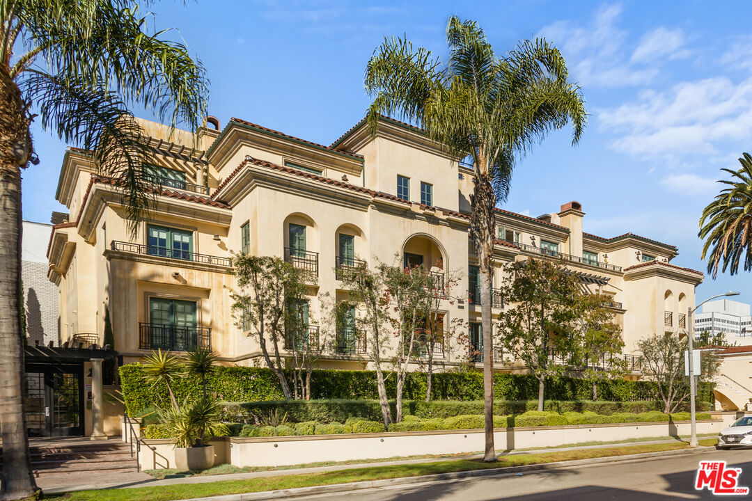 225 S Hamilton Dr Unit: 303