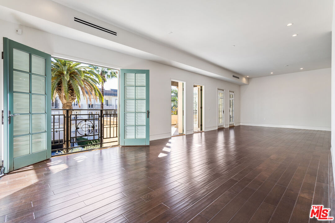 225 S Hamilton Dr Unit: 303