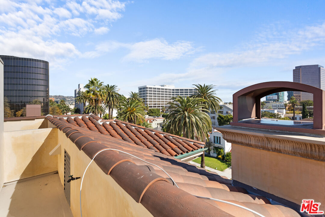 225 S Hamilton Dr Unit: 303