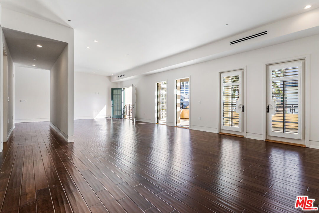 225 S Hamilton Dr Unit: 303