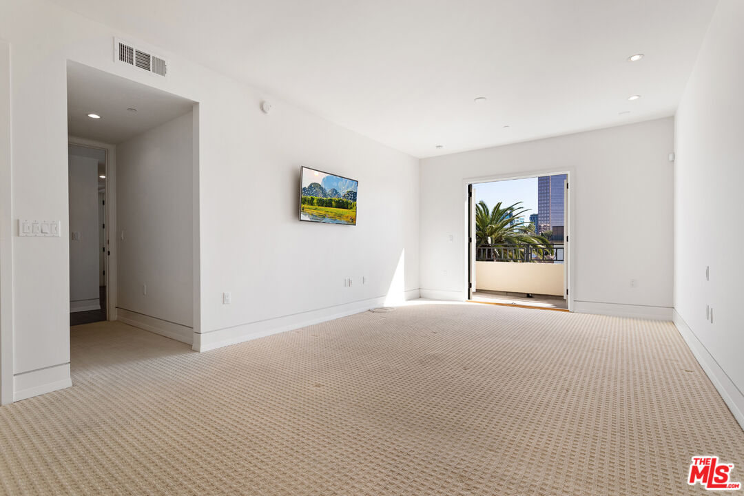 225 S Hamilton Dr Unit: 303