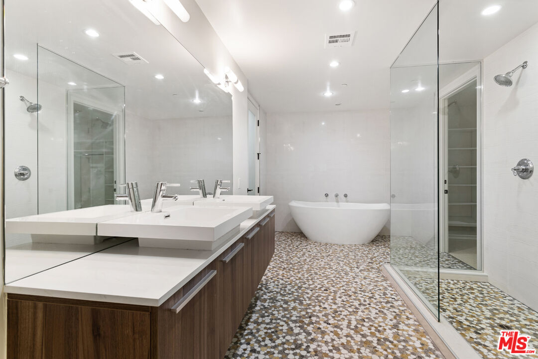 225 S Hamilton Dr Unit: 303