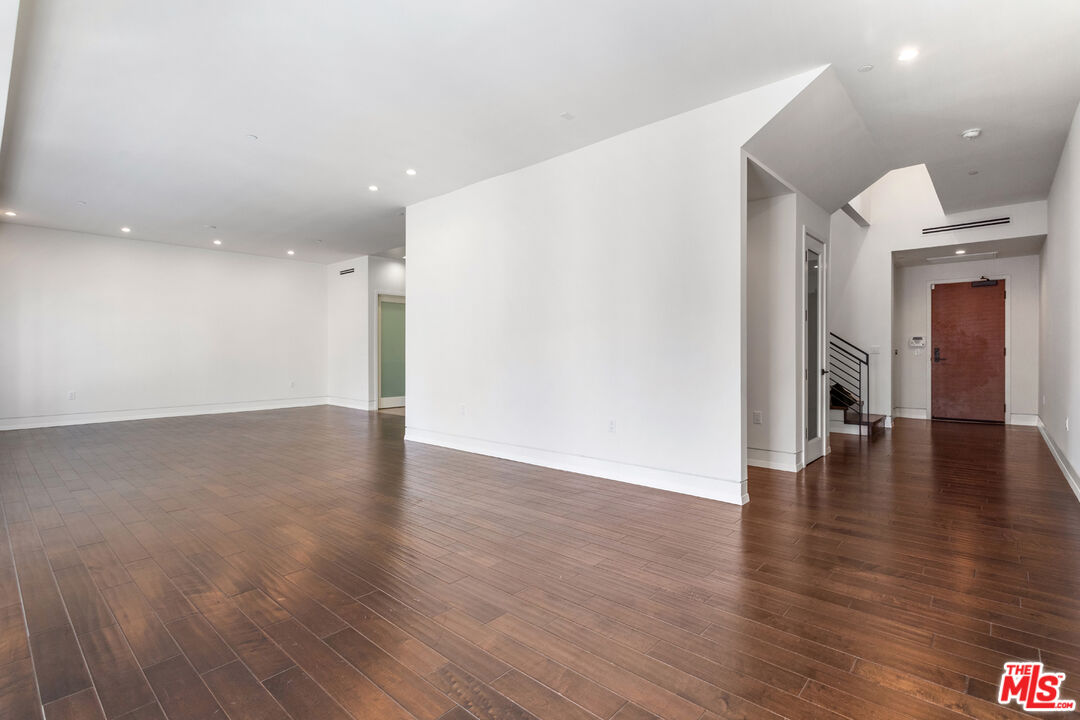 225 S Hamilton Dr Unit: 303