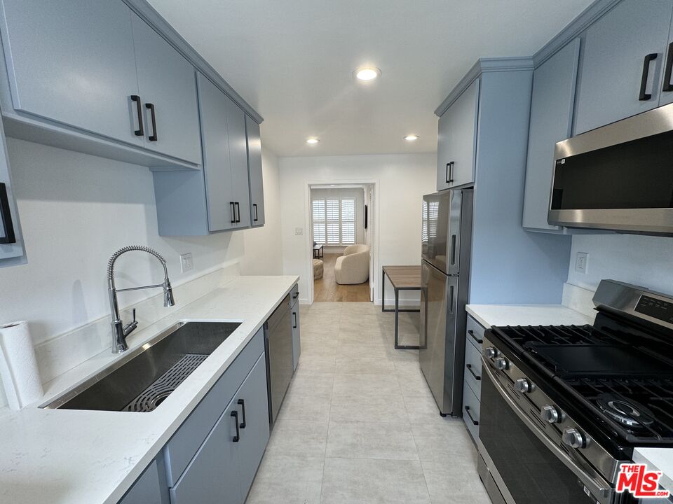 300 S Doheny Dr Unit: 302A