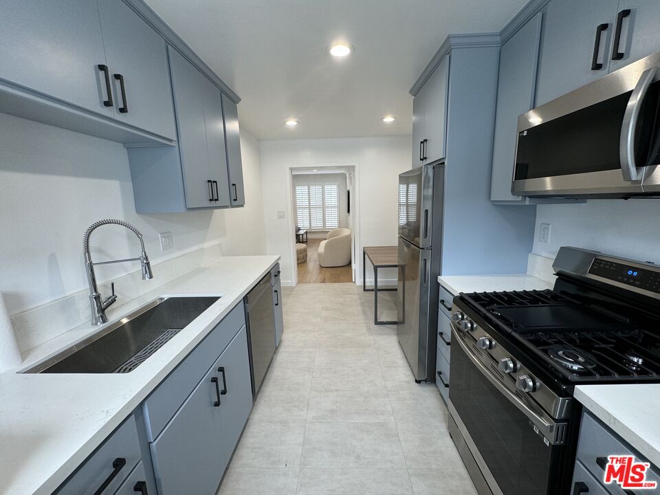 300 S Doheny Dr Unit: 302A