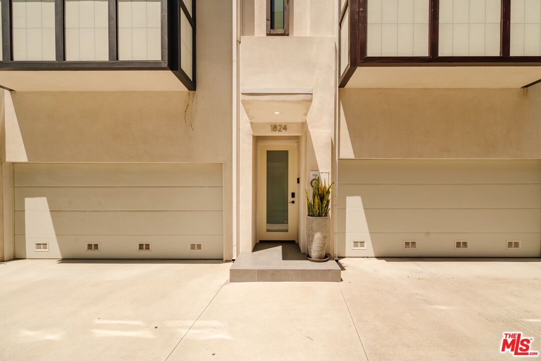 1824 S Redondo Blvd
