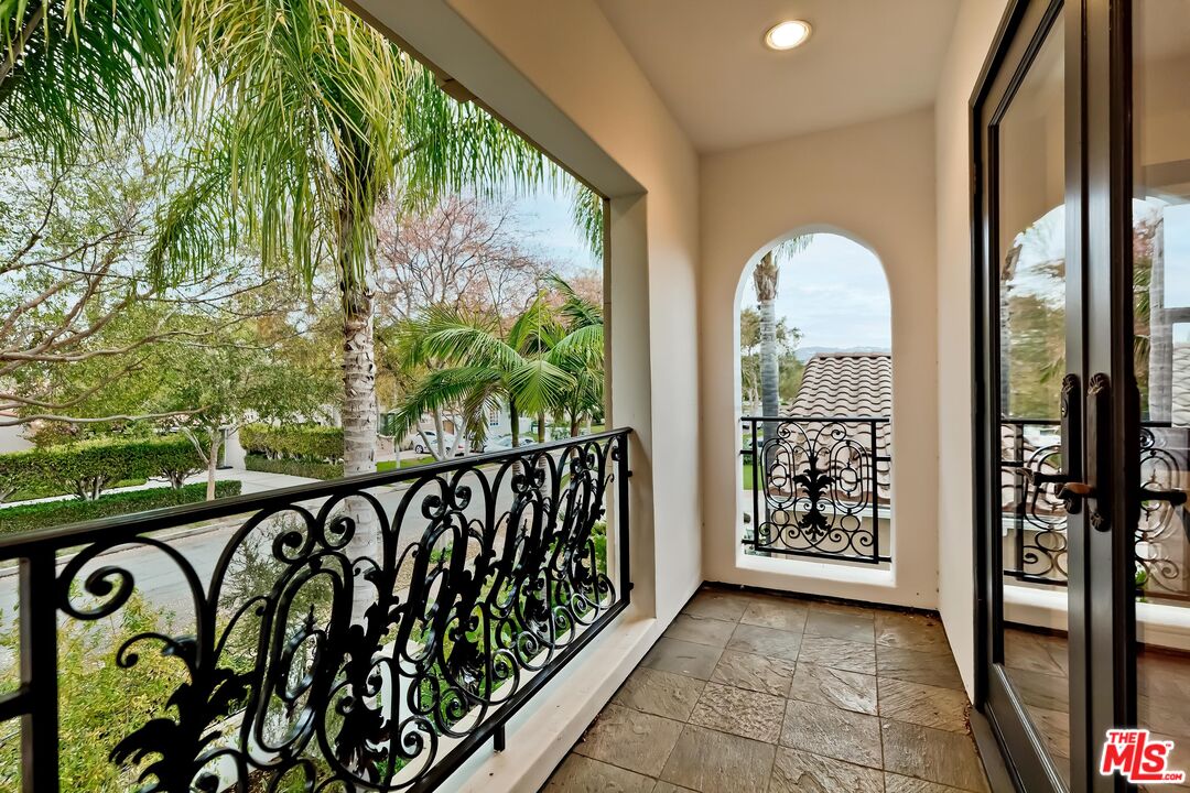 332 S Almont Dr