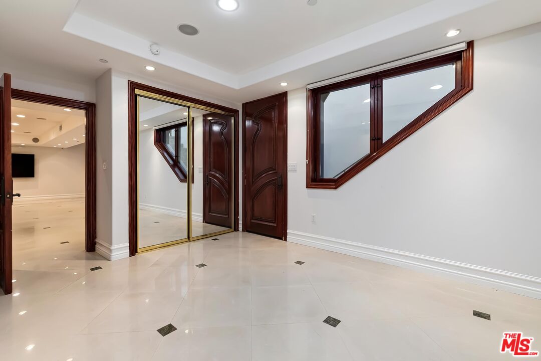 332 S Almont Dr