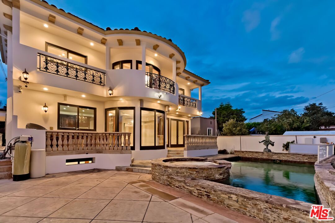 332 S Almont Dr