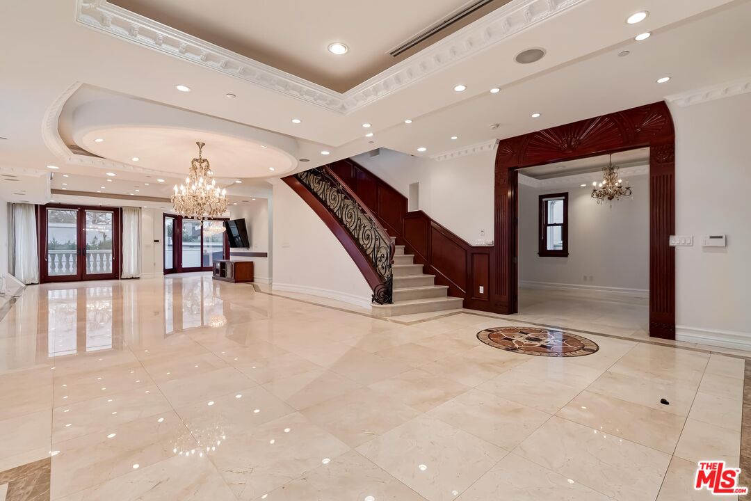 332 S Almont Dr