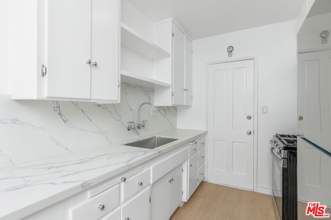 133 S Roxbury Dr Unit: F