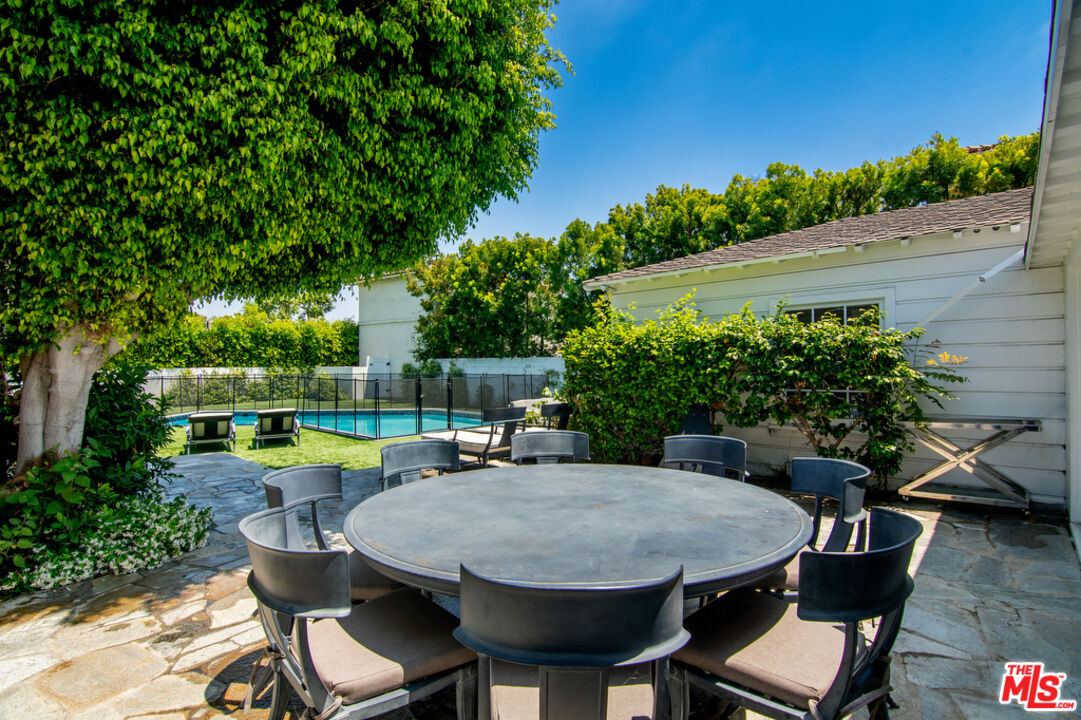 180 N Las Palmas Ave