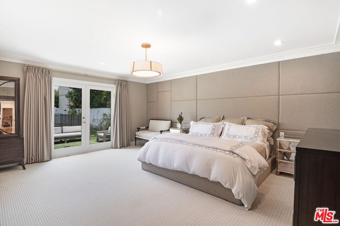 180 N Las Palmas Ave