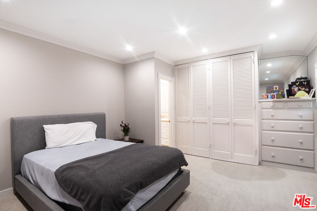 180 N Las Palmas Ave