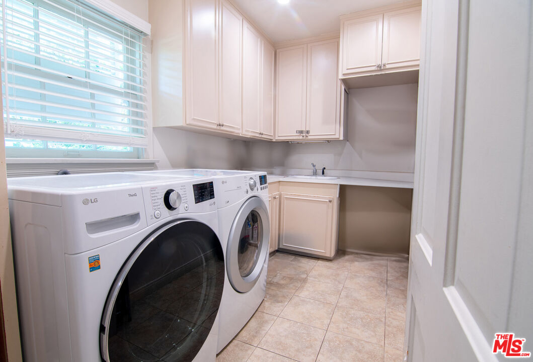 180 N Las Palmas Ave