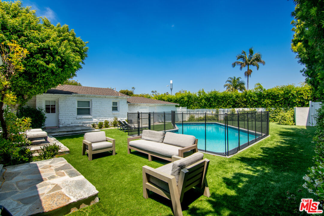 180 N Las Palmas Ave