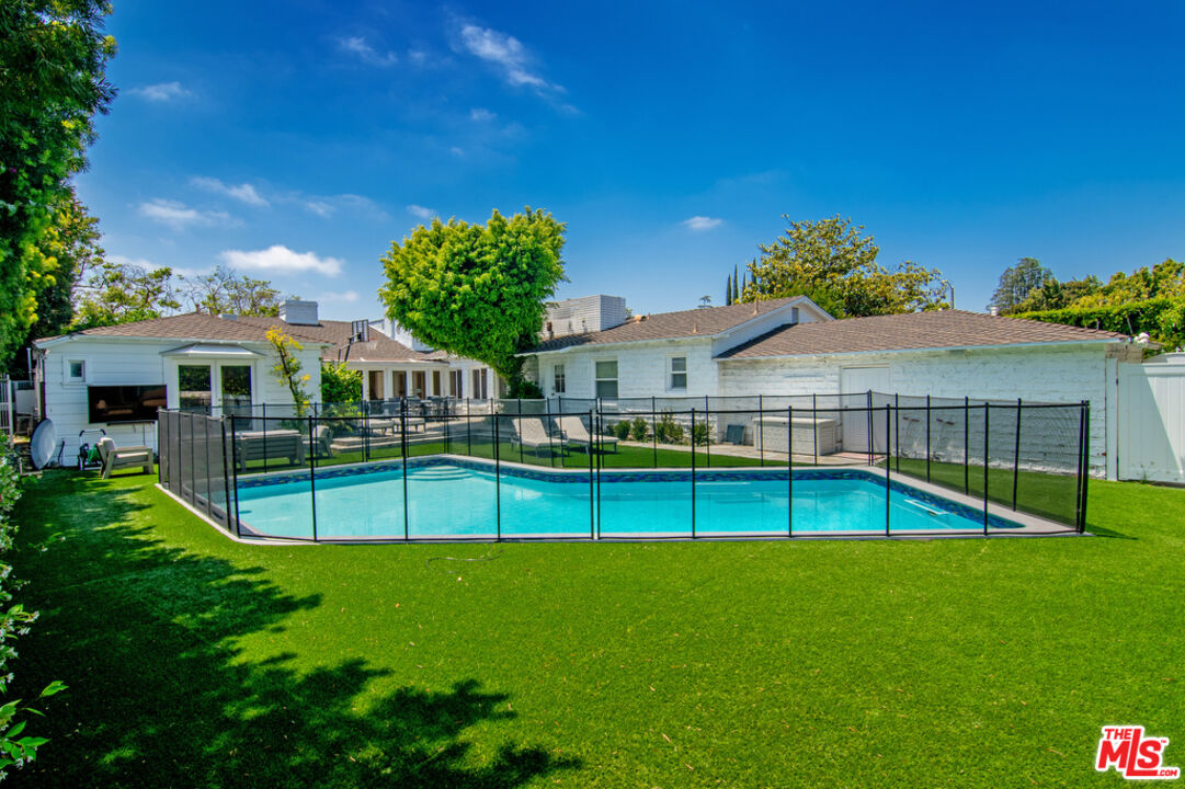 180 N Las Palmas Ave