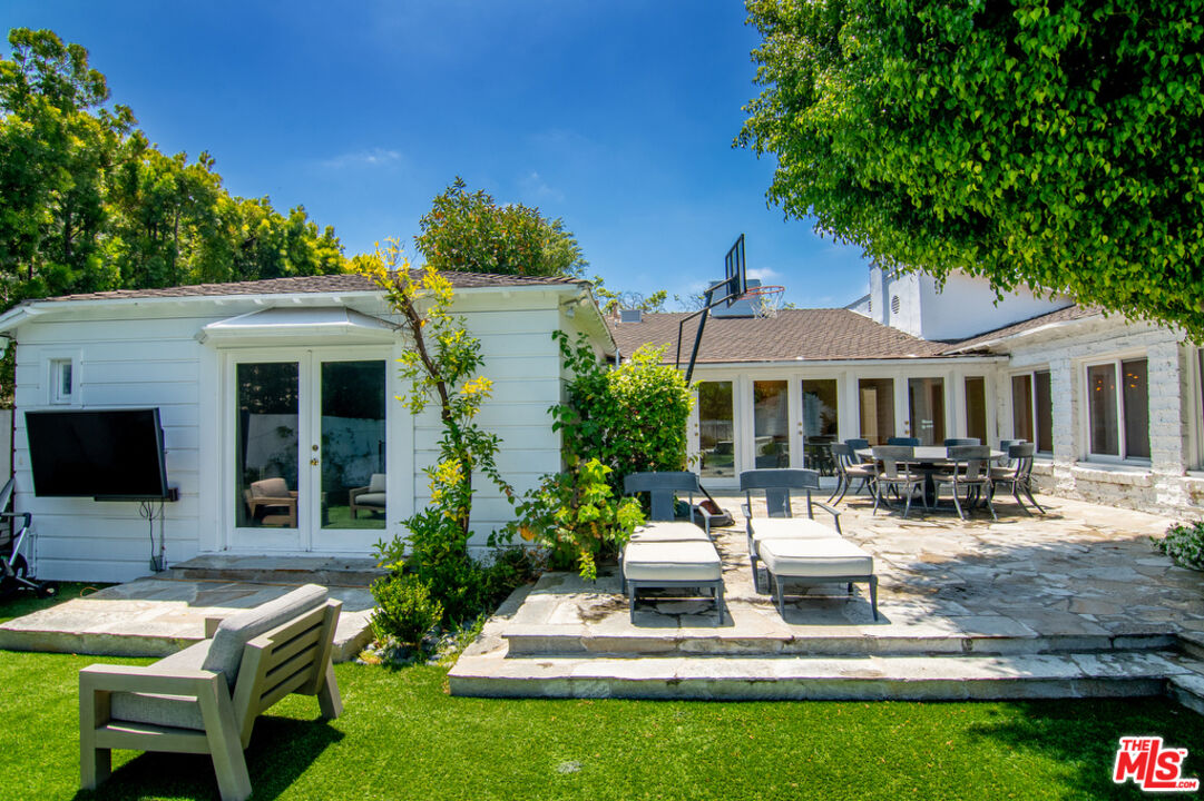 180 N Las Palmas Ave