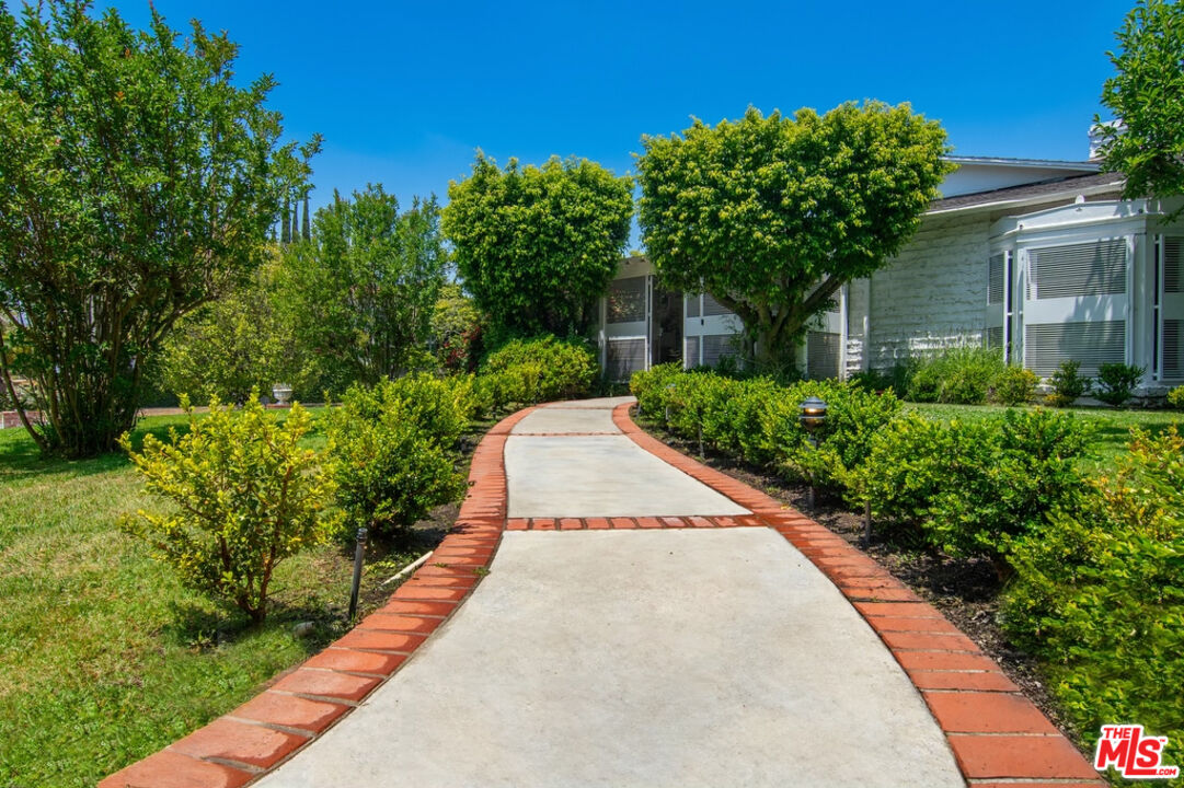 180 N Las Palmas Ave