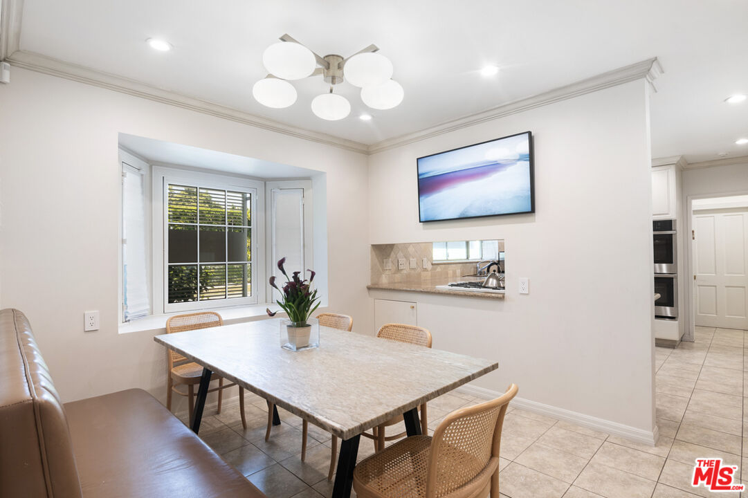 180 N Las Palmas Ave