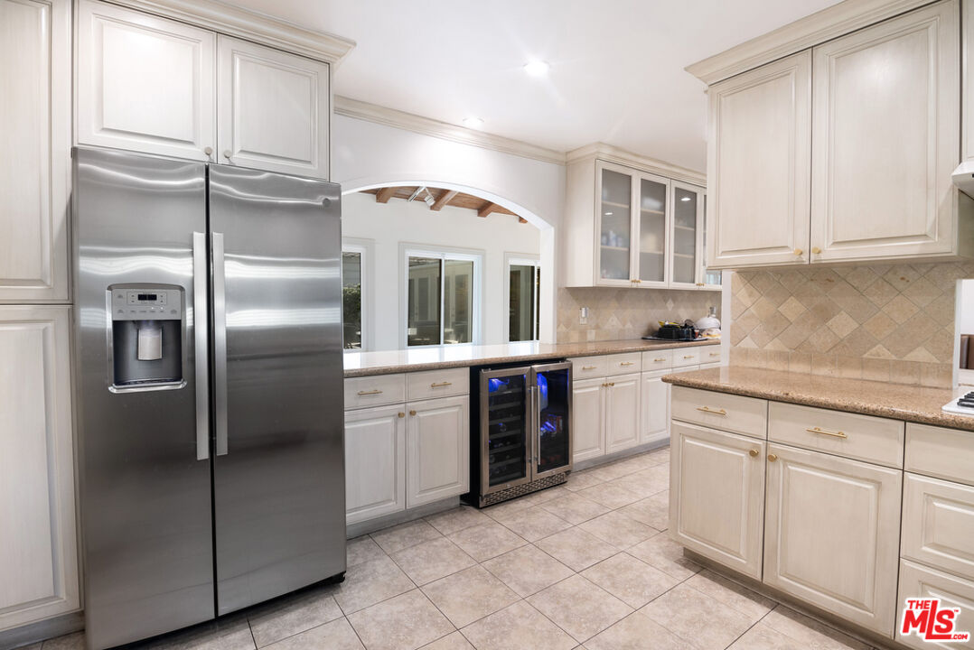 180 N Las Palmas Ave