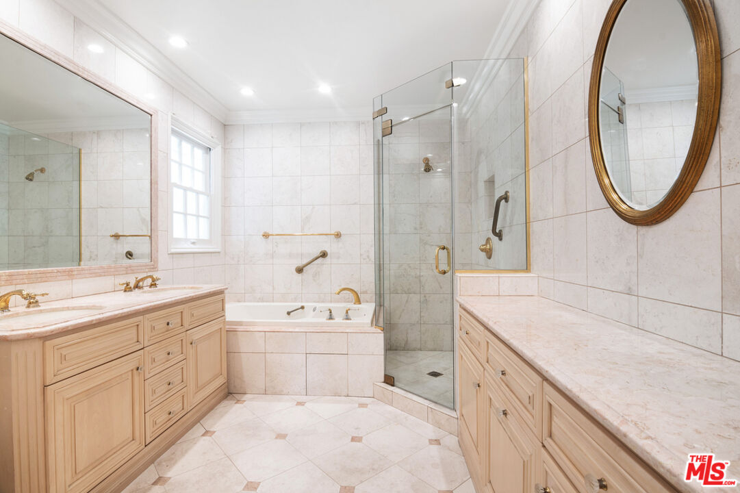 180 N Las Palmas Ave