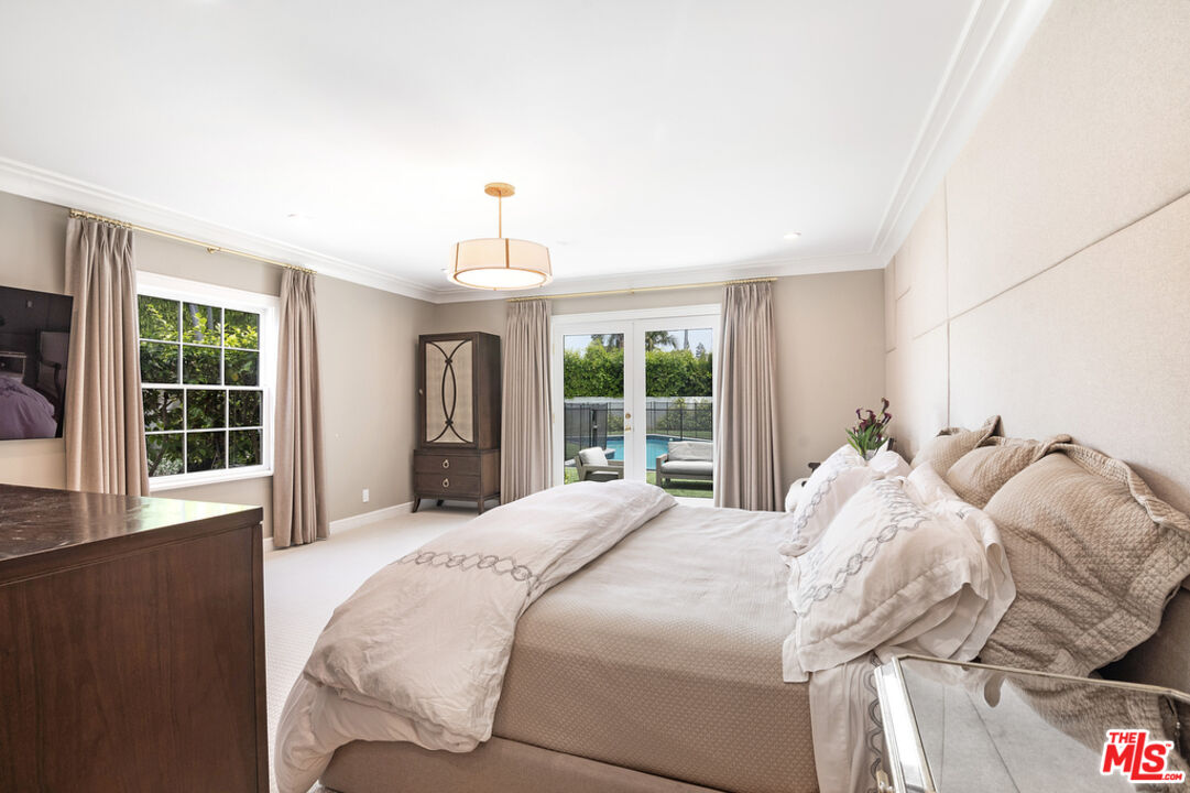 180 N Las Palmas Ave