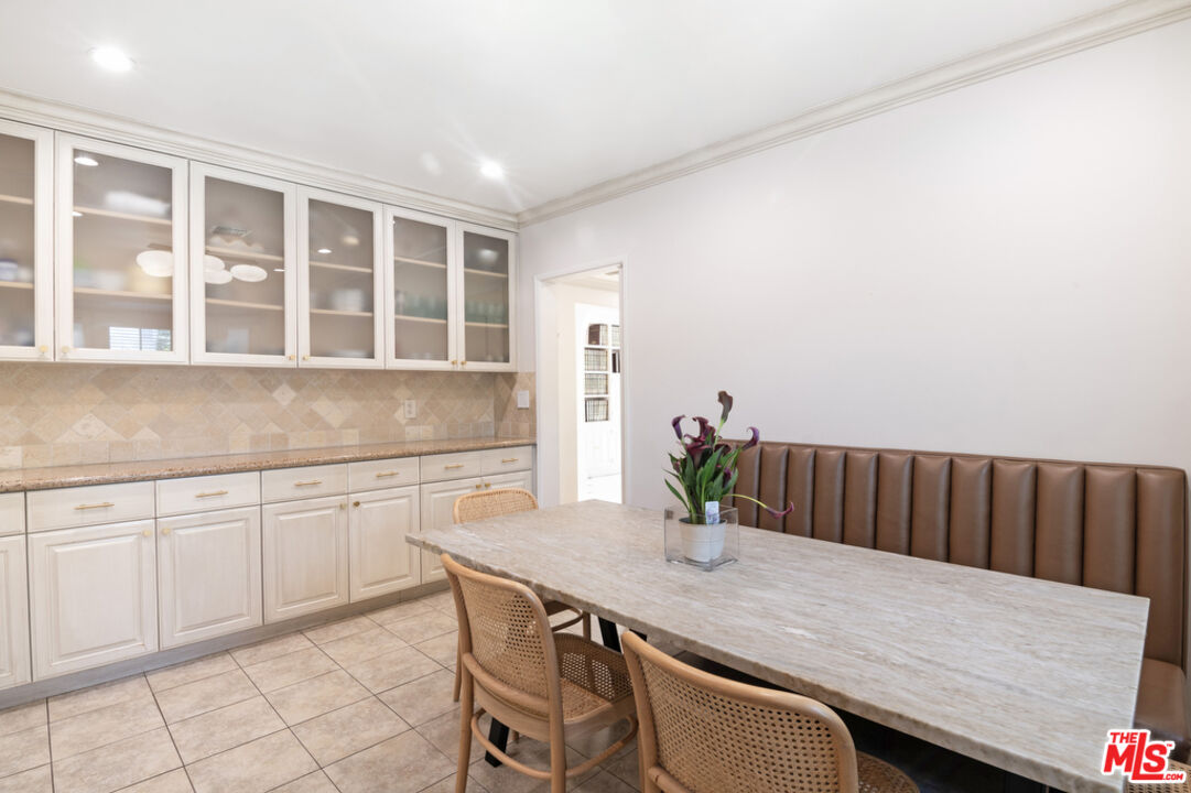 180 N Las Palmas Ave