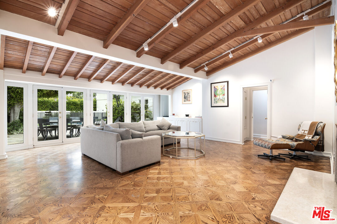 180 N Las Palmas Ave